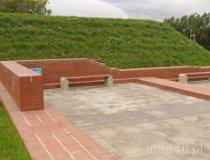 Gorzkowice. Kopiec, pozostałość po założeniu obronnym typu palazzo in fortezza (zamku gorzkowickim). Stan obecny po rewitalizacji obiektu i odsłonięciu, oraz nadbudowaniu fundament&oacute;w budynku (fot. Piotr Solle)