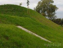 Gorzkowice. Kopiec, pozostałość po założeniu obronnym typu palazzo in fortezza (zamku gorzkowickim). Stan obecny po rewitalizacji obiektu i odsłonięciu, oraz nadbudowaniu fundament&oacute;w budynku (fot. Piotr Solle)