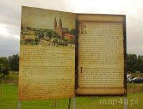 Gorzkowice. Kopiec, pozostałość po założeniu obronnym typu palazzo in fortezza (zamku gorzkowickim). Stan obecny po rewitalizacji obiektu i odsłonięciu, oraz nadbudowaniu fundament&oacute;w budynku (fot. Piotr Solle)