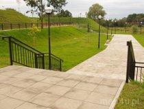 Gorzkowice. Kopiec, pozostałość po założeniu obronnym typu palazzo in fortezza (zamku gorzkowickim). Stan obecny po rewitalizacji obiektu i odsłonięciu, oraz nadbudowaniu fundament&oacute;w budynku (fot. Piotr Solle)