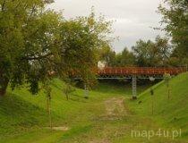 Gorzkowice. Kopiec, pozostałość po założeniu obronnym typu palazzo in fortezza (zamku gorzkowickim). Stan obecny po rewitalizacji obiektu i odsłonięciu, oraz nadbudowaniu fundament&oacute;w budynku (fot. Piotr Solle)