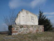 Żarn&oacute;w. Grodzisko „Szwedzka G&oacute;ra”. Obelisk pamięci baonu 22 p.p. Armii Krajowej (fot. Tomasz Szwagrzak)