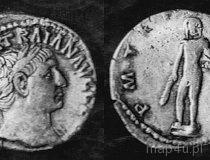 Srebrny denar cesarza Trajana z Iw. n.e. ze stanowiska 3 osady w Strobinie (fot. M. Grabczak)