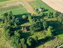 Prądzew. Dwór pochodzi z początku XX w. Pięknie odremontowany, drewniany budynek ma konstrukcję szkieletową i nakryty jest dwuspadowym dachem. (fot. Kacper Dondziak)