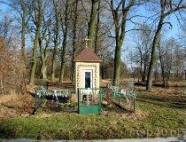 Malan&oacute;w. Pozostałości zespołu dworsko-parkowego. Park podworski. Kapliczka przy wejściu do parku (fot. Tomasz Szwagrzak)