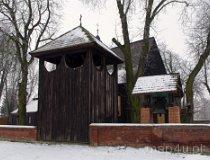 Oszkowice. Zespół kościoła parafialnego pw. św. Marcina. Drewniana dzwonnica, 1 poł. XX w. (fot. Piotr Solle)