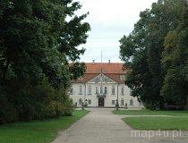 Niebor&oacute;w. Pałac Radziwiłł&oacute;w z XVIII w.. Fasada. Widok od bramy. (fot. Dominika Pusta.)