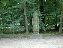 Niebor&oacute;w. Zesp&oacute;ł pałacowo-parkowy Radziwiłł&oacute;w. Ogr&oacute;d. "Baba" kultowa rzeźba Połowc&oacute;w. (fot. Dominika Pusta.)