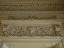 Niebor&oacute;w. Zesp&oacute;ł pałacowo-parkowy Radziwiłł&oacute;w z XVIII w. Wnętrze pałacu. Portal. (fot. Dominika Pusta.)