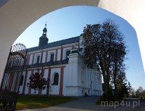Gidle. Barokowy zespół klasztorny kartuzów pw. Matki Boskiej Bolesnej.
Murowany, zbudowany w latach 1751-1767.
Widok z zabytkowej bramy (fot. Renata Leśniak-Kordzińska)