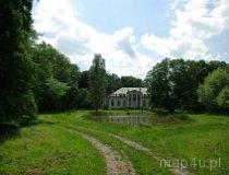 Kaleń. Zesp&oacute;ł pałacowo-parkowo-folwarczny. Widok na pałac poprzez park (fot. Marek Krym)