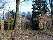 Charłupia Wielka. Zesp&oacute;ł dworski, 1 poł. XIX w. Brama (fot. Tomasz Szwagrzak)