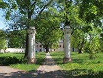 Złoczew. Brama w zespole pałacowym Ruszkowskich (fot. Bartosz Stępień)