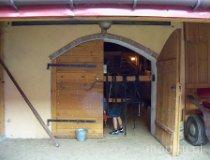 Paskrzyn Plac&oacute;wka. Widok na wejście do stajni. (fot. Daiusz Pawlak)