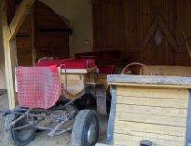 Paskrzyn Plac&oacute;wka. Widok na wozy i sanie należące do stajni. (fot. Daiusz Pawlak)