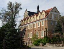 Lutomiersk. Zesp&oacute;ł klasztorny reformat&oacute;w, ob. salezjan&oacute;w, XVII, XIX w. Rozbudowany budynek klasztoru (fot. Piotr Solle)