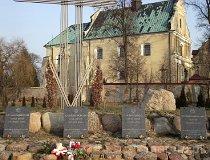 Lutomiersk. Miejsce pamięci, tablice poświęcone zamordowanym podczas II wojny światowej (fot. Maciej Bartczak)