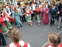 Jarmark wojewodzki 2010 r - Wspólna zabawa. (fot. Jakub Wawrzyniak)