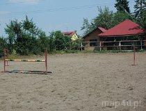 Helen&oacute;w. Ludowy Klub Jeździecki "Mała Stajnia", Helen&oacute;w 21, widok na ośrodek i konie (fot. Piotr Wojtaszek)