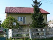 Popów. Gospodarstwo agroturystyczne w Popowie. Widok na gospodarstwo i konie. (fot. Łukasz Konieczny)