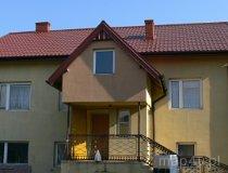 Popów. Gospodarstwo agroturystyczne w Popowie. Widok na gospodarstwo i konie. (fot. Łukasz Konieczny)