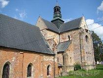 Sulejów. Widok kościoła od strony prezbiterium wraz z budynkiem muzeum. (fot. Paulina Gajzler)