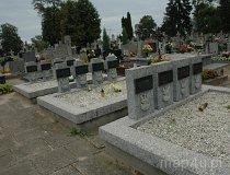 Bolim&oacute;w. Cmentarz rzymsko-katolicki. Mogiła żołnierzy z II wojny światowej. (fot. Dominika Pusta.)
