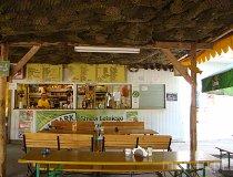 Bronisław&oacute;w. Ogr&oacute;dek przy gastronomi. (fot. Dariusz Pawlak)