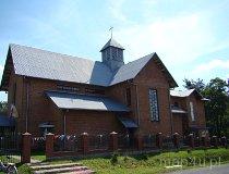 Swolszewice Małe. Widok na kości&oacute;ł od strony ulicy. (fot. Karolina Pawlak)