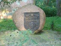 Trzy Morgi. Kamień upamiętniający XX-lecie bazy harcerskiej. (fot. Dariusz Pawlak)