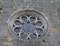 Sulej&oacute;w-Podklasztorze. Rozeta nad wejściem do kościoła w opactwie. (fot. Paulina Gajzler)