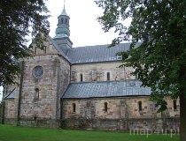 Sulej&oacute;w-Podklasztorze. Widok na ścianę boczną kościoła. (fot. Karolina Pawlak)