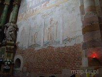 Sulej&oacute;w-Podklasztorze. Malowidła ścienne na bocznej ścianie prezbiterium. (fot. Karolina Pawlak)