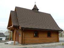 Niwiska Dolne. Drewniany kości&oacute;ł w centrum wsi. (fot. Renata Leśniak-Kordzińska)