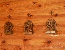 Niwiska Dolne. Drewniany kości&oacute;ł w centrum wsi. Rzeźbiona droga krzyżowa. (fot. Renata Leśniak-Kordzińska)