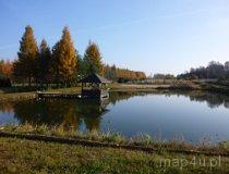 Prusicko Rzędowie. "Słoneczny Pstrąg" - widok na altankę i stawy rybne (fot. Renata Leśniak-Kordzińska)