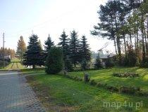 Prusicko Rzędowie. "Słoneczny Pstrąg" - sprzedaż żywych ryb w budce po prawej stronie działki (fot. Renata Leśniak-Kordzińska)