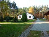 Prusicko Rzędowie. "Słoneczny Pstrąg" - widok na dom właścicieli i wjazd na posesję (fot. Renata Leśniak-Kordzińska)