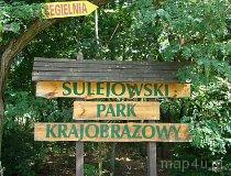 Sulejów. Tablica informująca o granicy Sulejowskiego Parku Krajobrazowego. (fot. Paulina Gajzler)