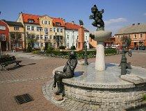 Bieruń. Rynek. Studnia z rzeźbami „Utopców” (fot. Agnieszka Drożdż i Jurek Hyra)