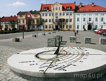 Bieruń. Rynek. Zegar słoneczny. W tle ratusz (fot. Agnieszka Drożdż i Jurek Hyra)