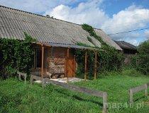 Konopnica. Gospodarstwo agroturystyczne "Stary młyn". Domek letniskowy. W tle budynek młyna (fot. Maciej Kronenberg)