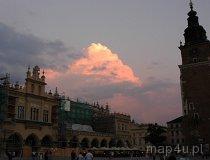 Kraków. Widok na Sukiennice i wieżę Ratuszową stojącą na Rynku głównym (fot. Piotr Wojtaszek)