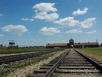 Brzezinka. Brama i rampa kolejowa w Hitlerowskim Obozie Koncentracyjnym (fot. Piotr Wojtaszek)