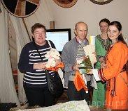 Łódź. XVII Międzynarodowe Targi – Regiony Turystyczne „Na styku kultur”. Grażyna i Jan Simiera podczas wręczania nagród (fot. Łukasz Konieczny)