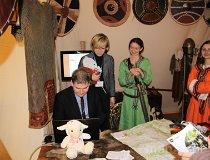 Łódź. XVII Międzynarodowe Targi – Regiony Turystyczne „Na styku kultur”. Marta Baleja z kolegą podczas konkursu (fot. Rafał Karpiński)