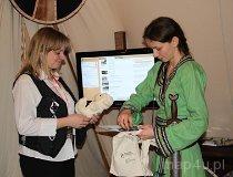 Łódź. XVII Międzynarodowe Targi – Regiony Turystyczne „Na styku kultur”. Magdalena Król podczas wręczania nagród (fot. Magdalena Suchan)