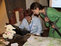 Łódź. XVII Międzynarodowe Targi – Regiony Turystyczne „Na styku kultur”. Małgorzata Wołodkiewicz podczas konkursu (fot. Łukasz Konieczny)