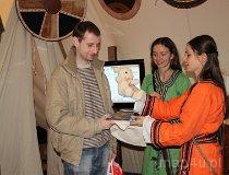 Łódź. XVII Międzynarodowe Targi – Regiony Turystyczne „Na styku kultur”. Krzysztof Żebrowski podczas wręczania nagród (fot. Anna Omiecińska)