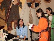 Łódź. XVII Międzynarodowe Targi – Regiony Turystyczne „Na styku kultur”. Emilia Włodarczyk podczas konkursu (fot. Anna Omiecińska)